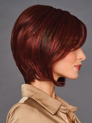 Multi-textured ends are accompanied by a side-swept bang