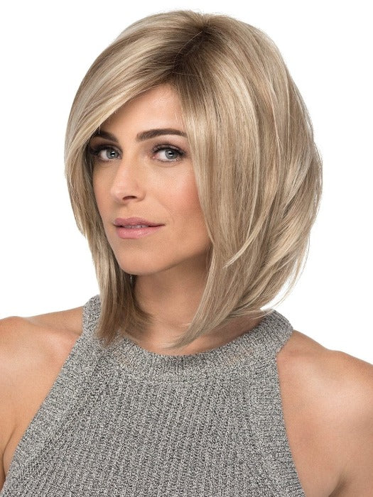 Slightly angled layers with a side fringe for a modern chic style