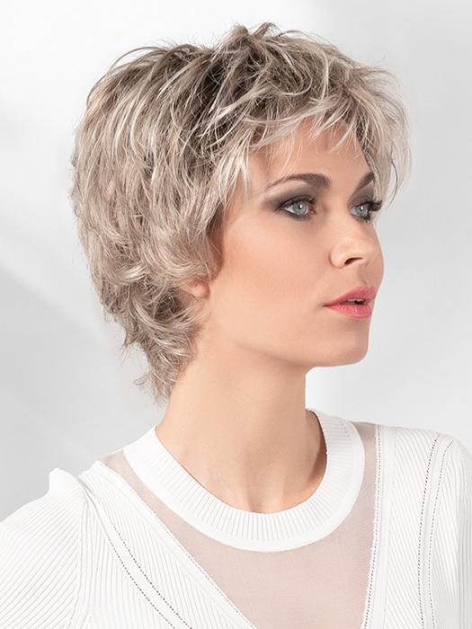 This short wig has luxury features, including an extended lace front and double monofilament top that make this look comfortable and believable